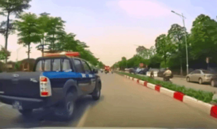 X&aacute;c minh &ocirc; t&ocirc; biển xanh li&ecirc;n tục "tạt đầu", chửi bới t&agrave;i xế xe kh&aacute;c tr&ecirc;n đường - Ảnh 1.