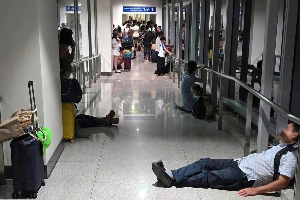 Y&ecirc;u cầu l&agrave;m r&otilde;, xử l&yacute; nghi&ecirc;m vụ đo&agrave;n kh&aacute;ch mắc kẹt ở h&agrave;nh lang s&acirc;n bay T&acirc;n Sơn Nhất - Ảnh 1.