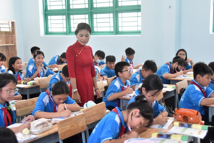 Hướng dẫn mới của Bộ Nội vụ về tuyển dụng, quản lý biên chế giáo viên - Ảnh 1.