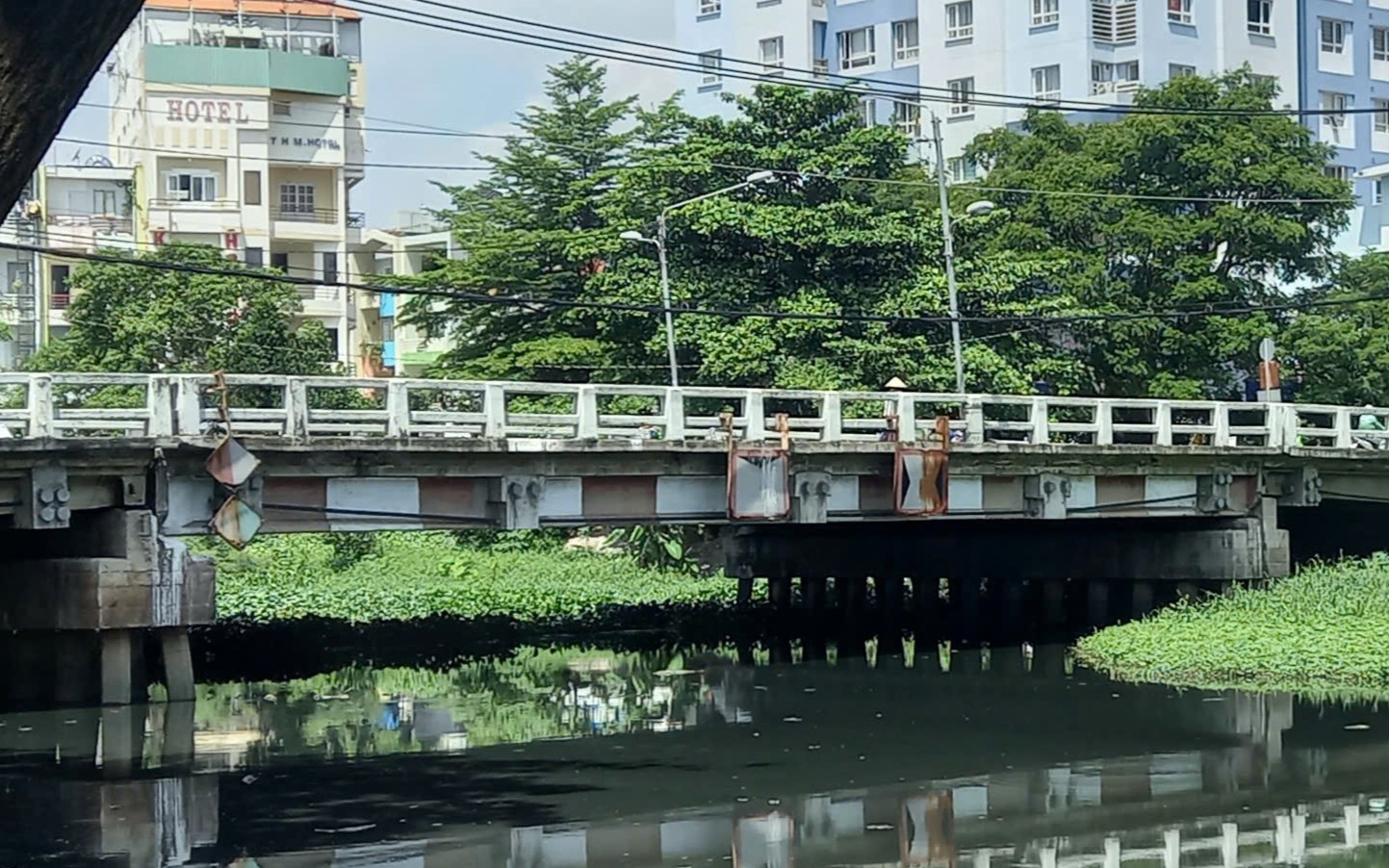 TP HCM: Phát hiện bé gái sơ sinh trong túi nilon ở khu vực cầu Chu Văn An
