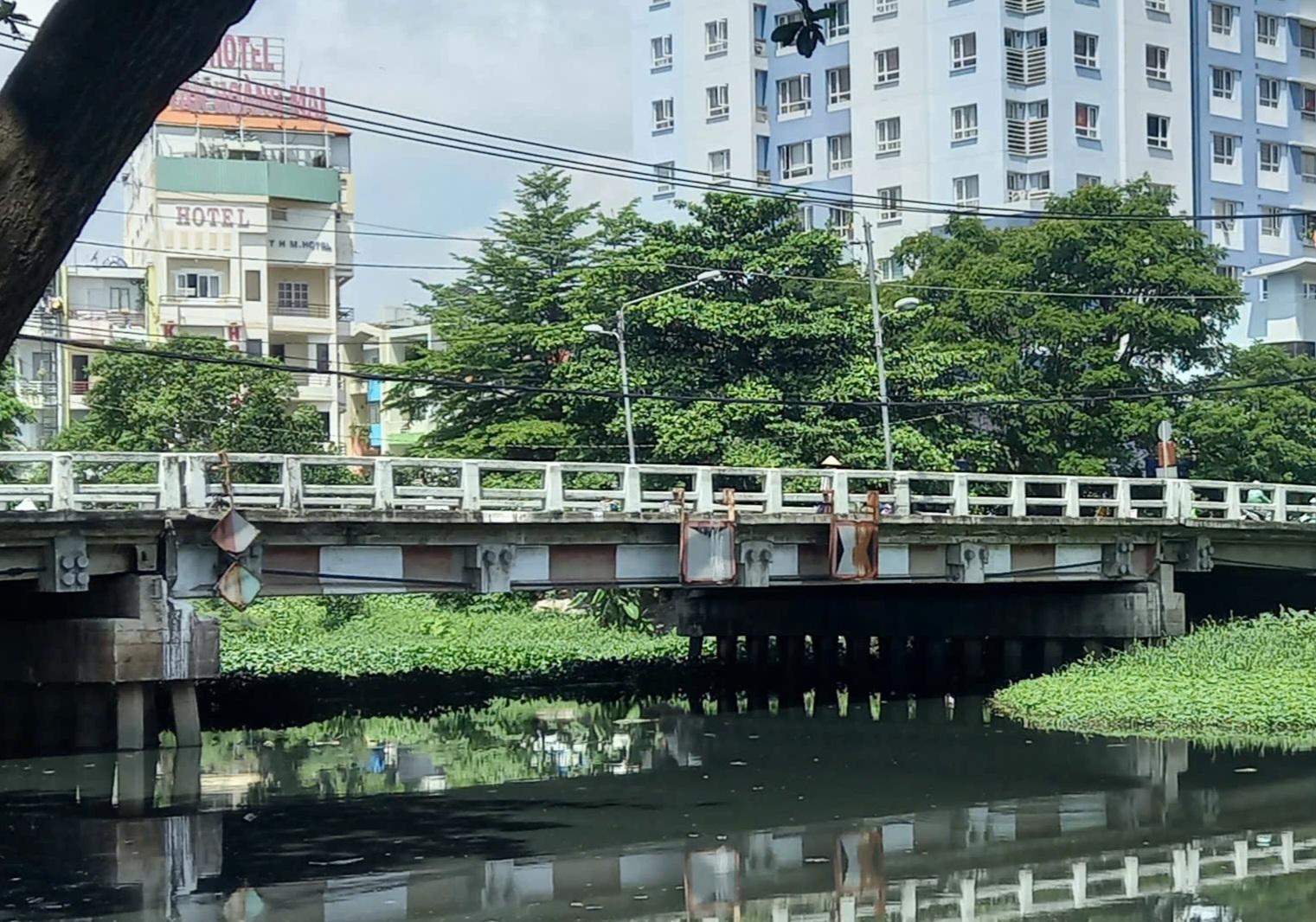TP HCM: Ph&aacute;t hiện b&eacute; g&aacute;i sơ sinh trong t&uacute;i ni-long ở khu vực cầu Chu Văn An- Ảnh 1.