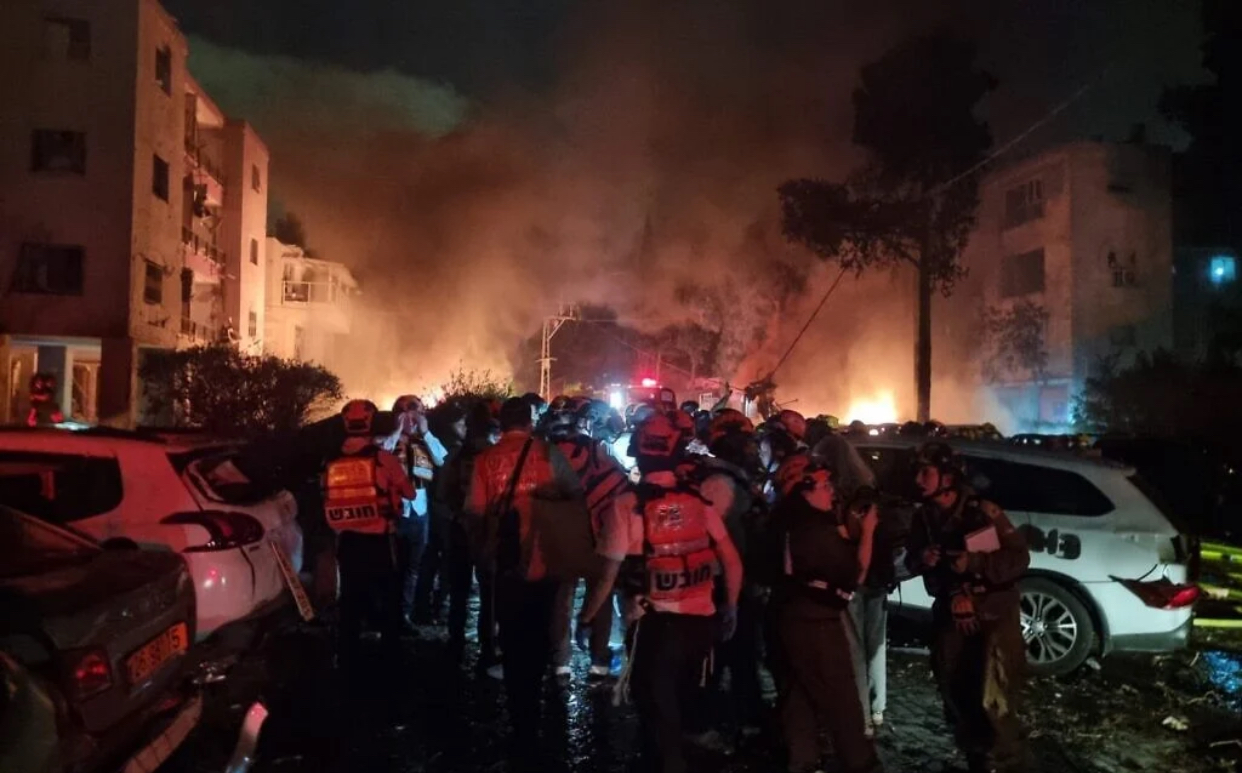C&aacute;c to&agrave; nh&agrave; bốc ch&aacute;y sau cuộc kh&ocirc;ng k&iacute;ch bằng t&ecirc;n lửa của Iran v&agrave;o TP Haifa h&ocirc;m 15-6. Ảnh: Times of Israel