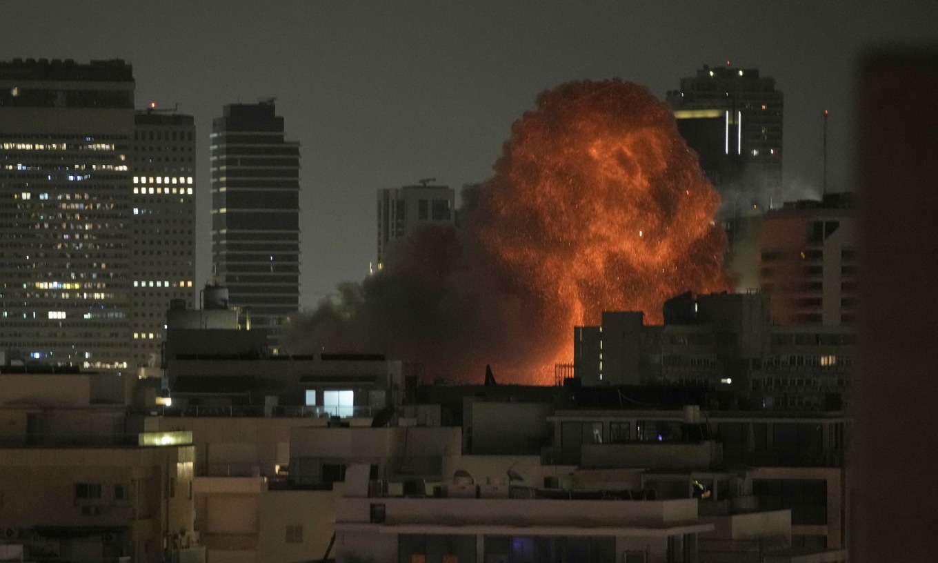 Vì sao Iran vẫn phóng tên lửa vào Israel dù liên tục bị không kích? - Ảnh 2.