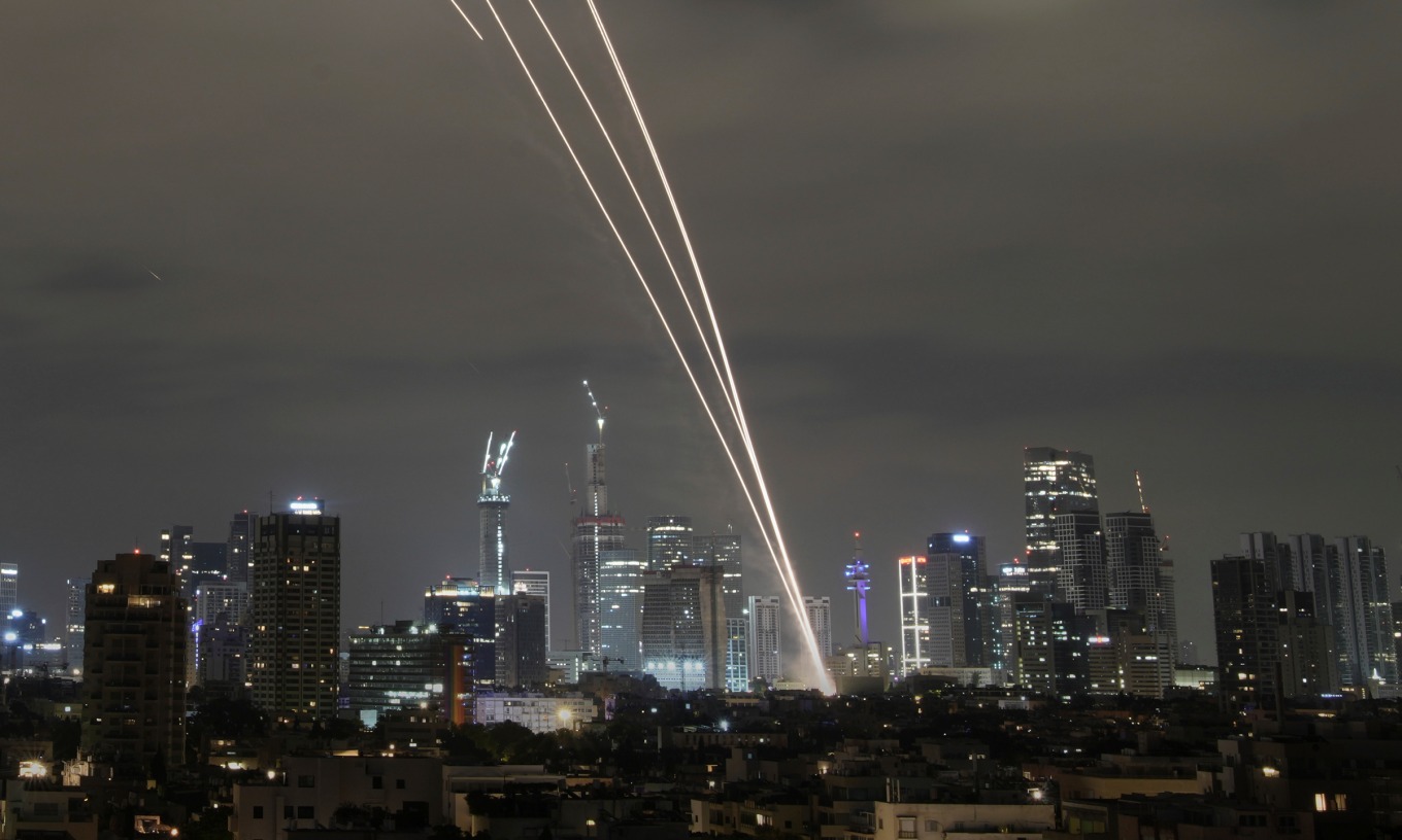 Vì sao Iran vẫn phóng tên lửa vào Israel dù liên tục bị không kích? - Ảnh 1.
