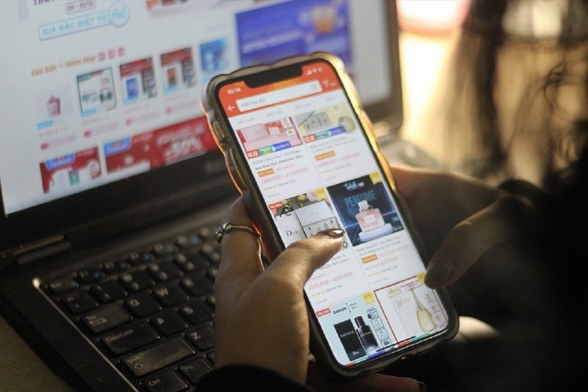 "Sao" ảo, b&igrave;nh luận giả, "bẫy" khi mua h&agrave;ng online- Ảnh 1.