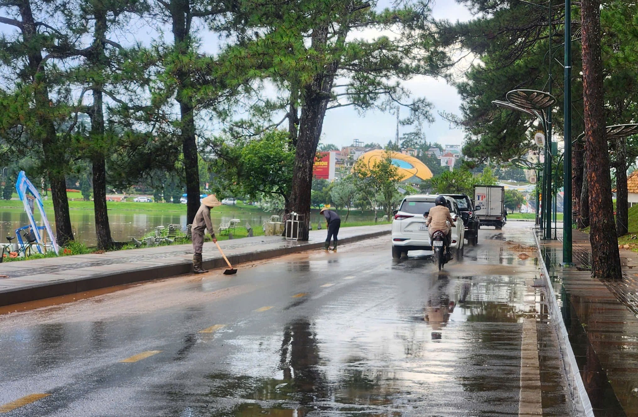 Đ&agrave; Lạt xuất hiện mưa đ&aacute;, nhiều tuyến đường ngập giữa trưa- Ảnh 5.