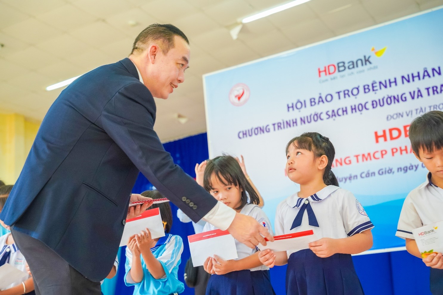 5 th&aacute;ng đầu năm, HDBank tặng 2.000 căn nh&agrave; t&igrave;nh thương- Ảnh 1.