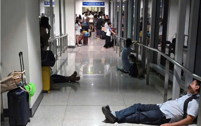 Yêu cầu làm rõ, xử lý nghiêm vụ đoàn khách mắc kẹt ở hành lang sân bay Tân Sơn Nhất