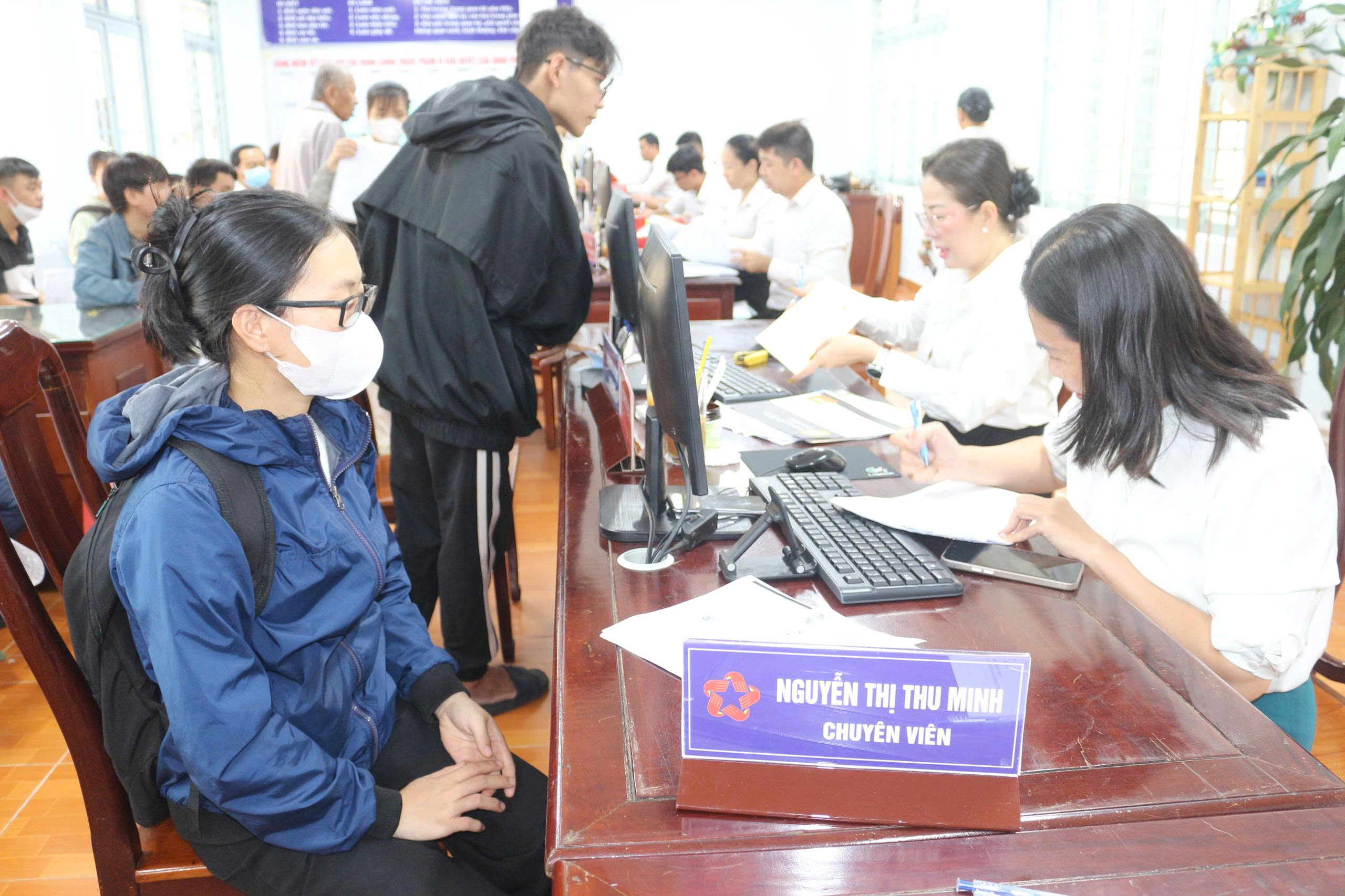 H&igrave;nh ảnh người d&acirc;n đi l&agrave;m thủ tục h&agrave;nh ch&iacute;nh ở c&aacute;c phường, x&atilde; mới tại B&igrave;nh Dương- Ảnh 4.