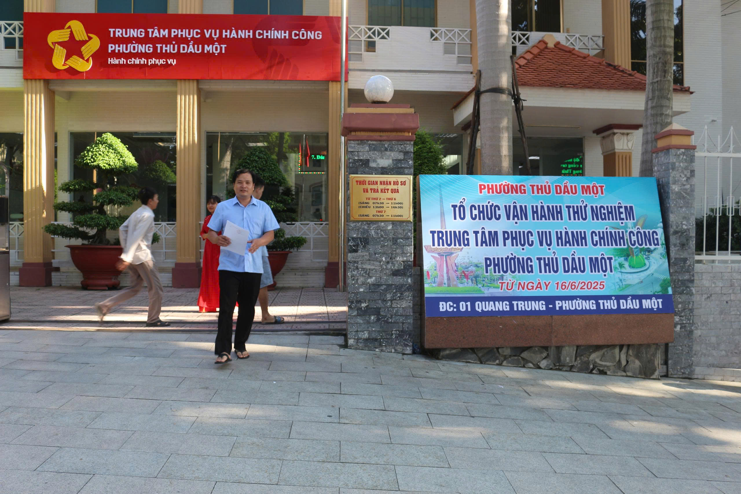 H&igrave;nh ảnh người d&acirc;n đi l&agrave;m thủ tục h&agrave;nh ch&iacute;nh ở c&aacute;c phường, x&atilde; mới tại B&igrave;nh Dương- Ảnh 9.