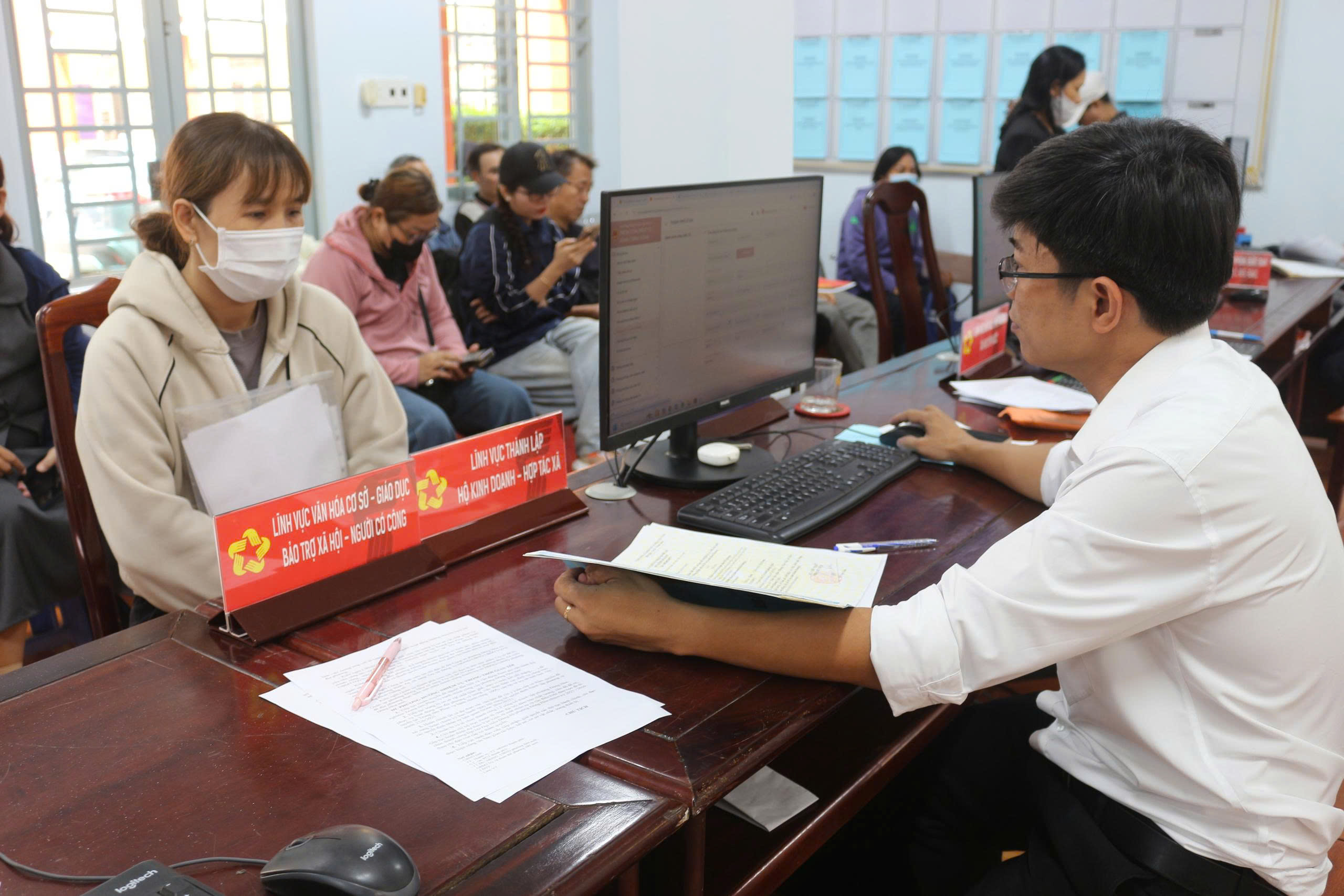 H&igrave;nh ảnh người d&acirc;n đi l&agrave;m thủ tục h&agrave;nh ch&iacute;nh ở c&aacute;c phường, x&atilde; mới tại B&igrave;nh Dương- Ảnh 6.