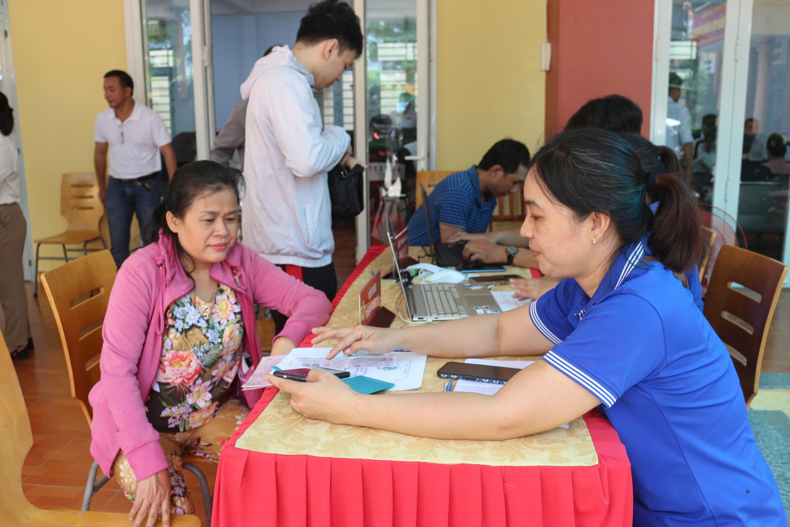H&igrave;nh ảnh người d&acirc;n đi l&agrave;m thủ tục h&agrave;nh ch&iacute;nh ở c&aacute;c phường, x&atilde; mới tại B&igrave;nh Dương- Ảnh 7.
