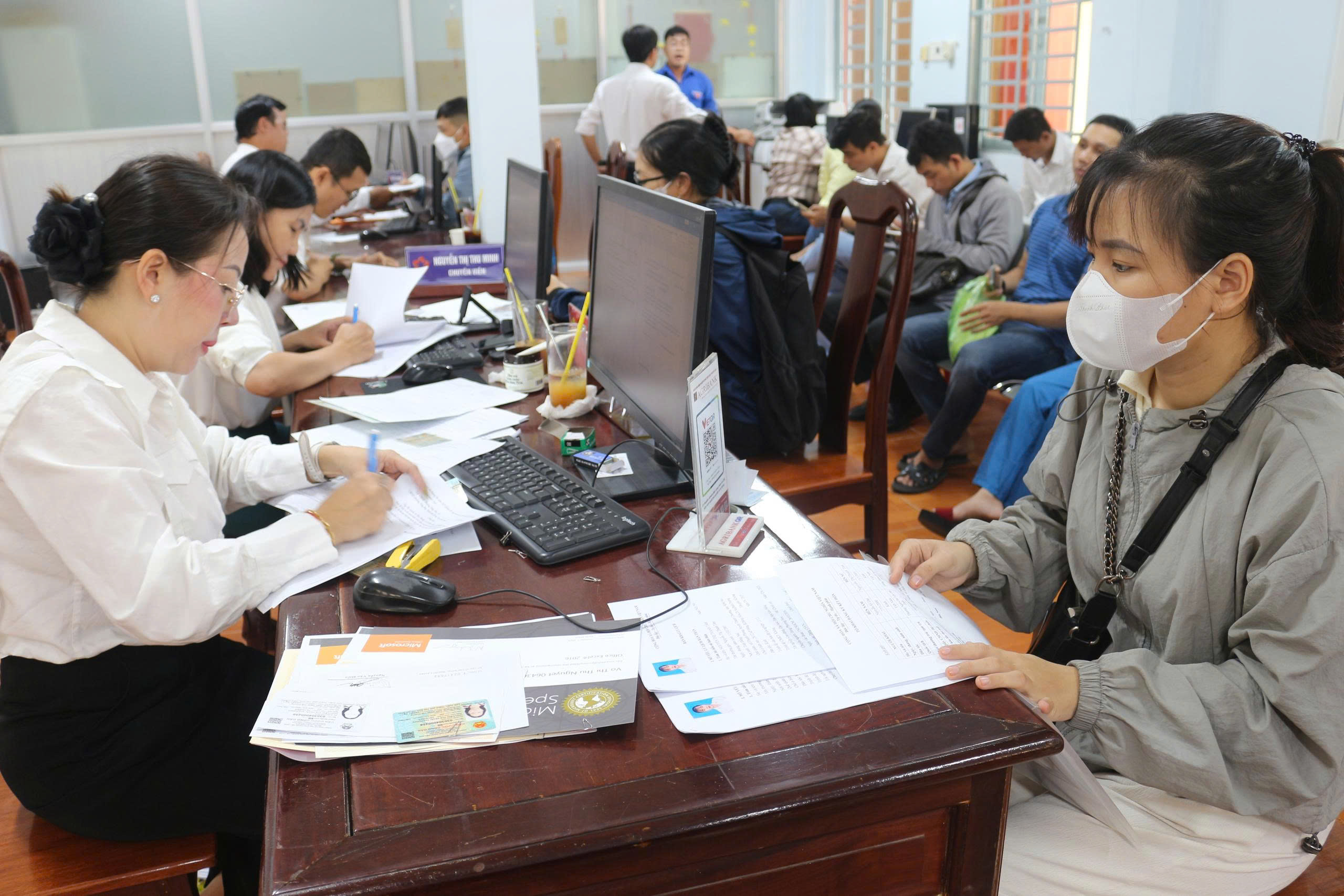 H&igrave;nh ảnh người d&acirc;n đi l&agrave;m thủ tục h&agrave;nh ch&iacute;nh ở c&aacute;c phường, x&atilde; mới tại B&igrave;nh Dương- Ảnh 8.