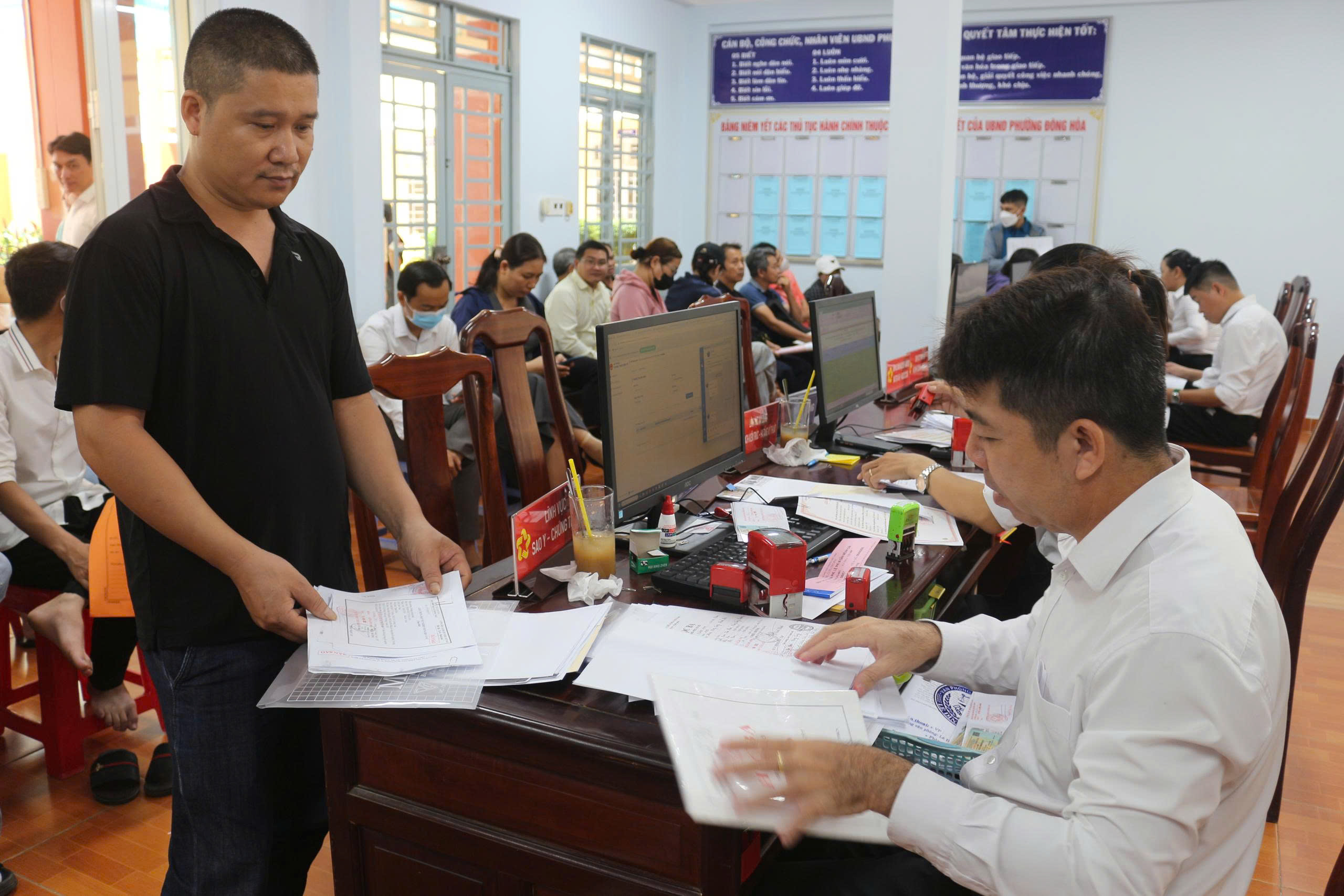 H&igrave;nh ảnh người d&acirc;n đi l&agrave;m thủ tục h&agrave;nh ch&iacute;nh ở c&aacute;c phường, x&atilde; mới tại B&igrave;nh Dương- Ảnh 5.
