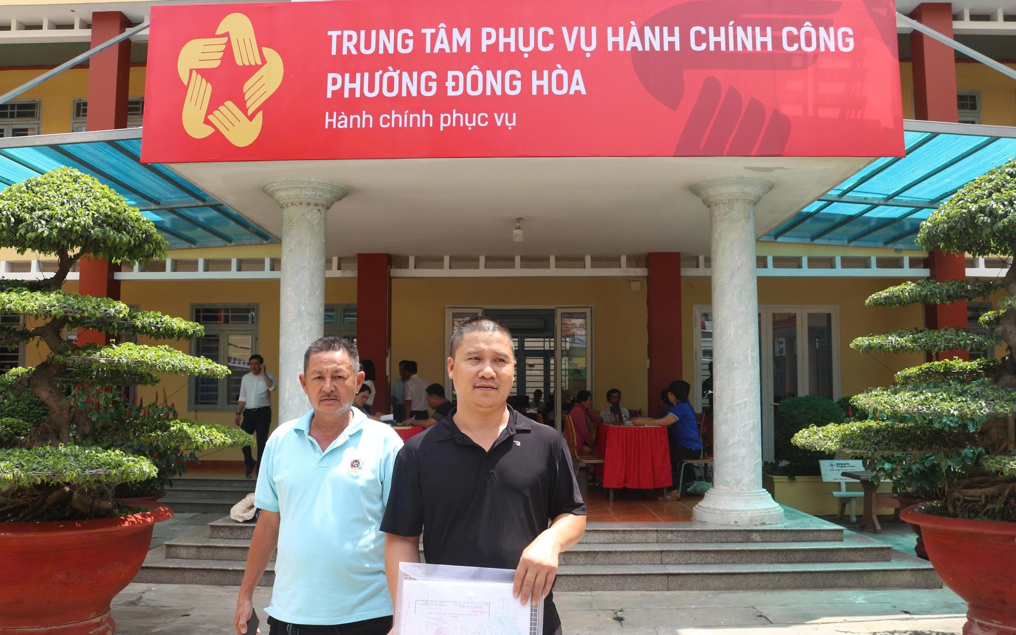 Hình ảnh người dân đi làm thủ tục hành chính ở các phường, xã mới tại Bình Dương