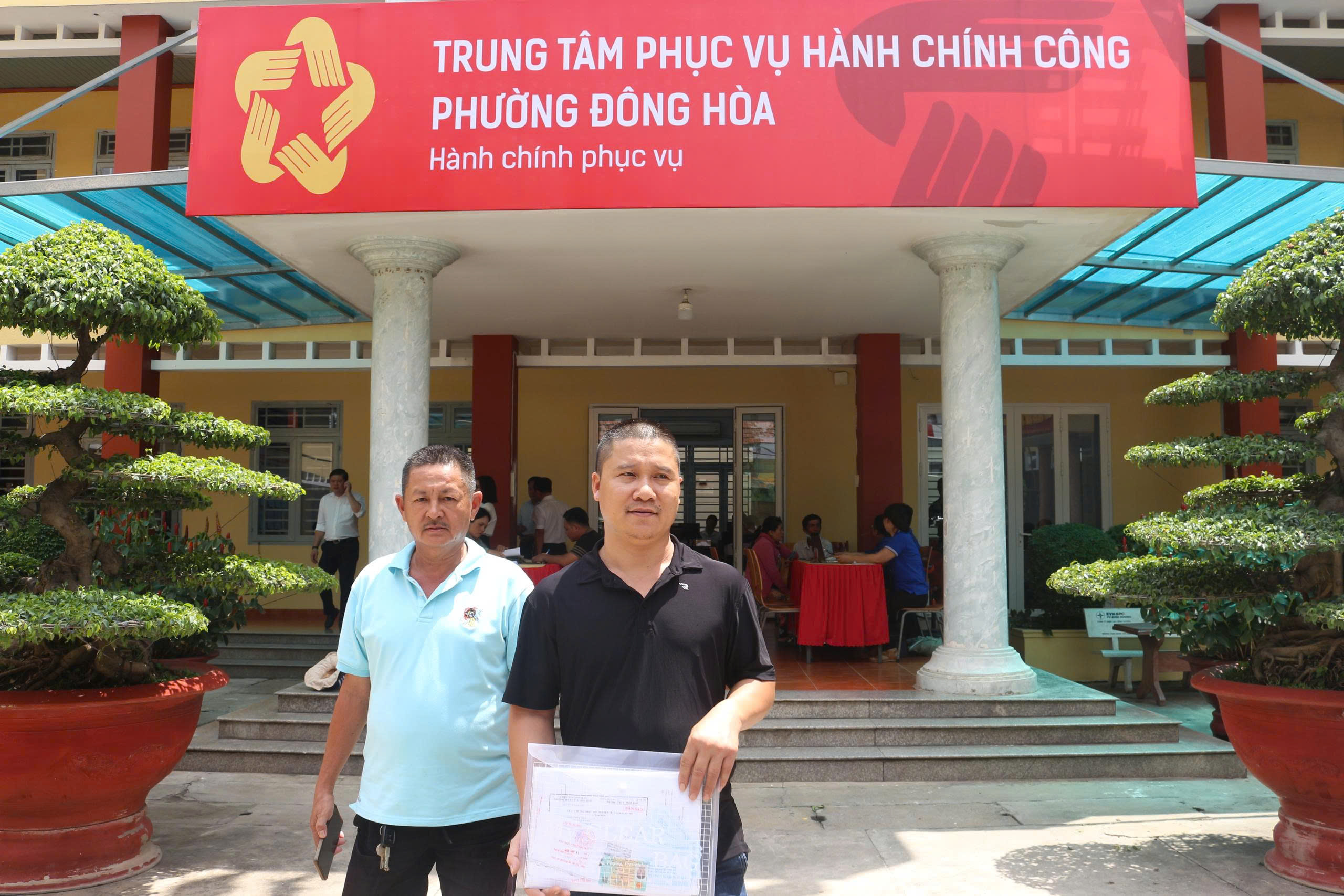 H&igrave;nh ảnh người d&acirc;n đi l&agrave;m thủ tục h&agrave;nh ch&iacute;nh ở c&aacute;c phường, x&atilde; mới tại B&igrave;nh Dương- Ảnh 1.