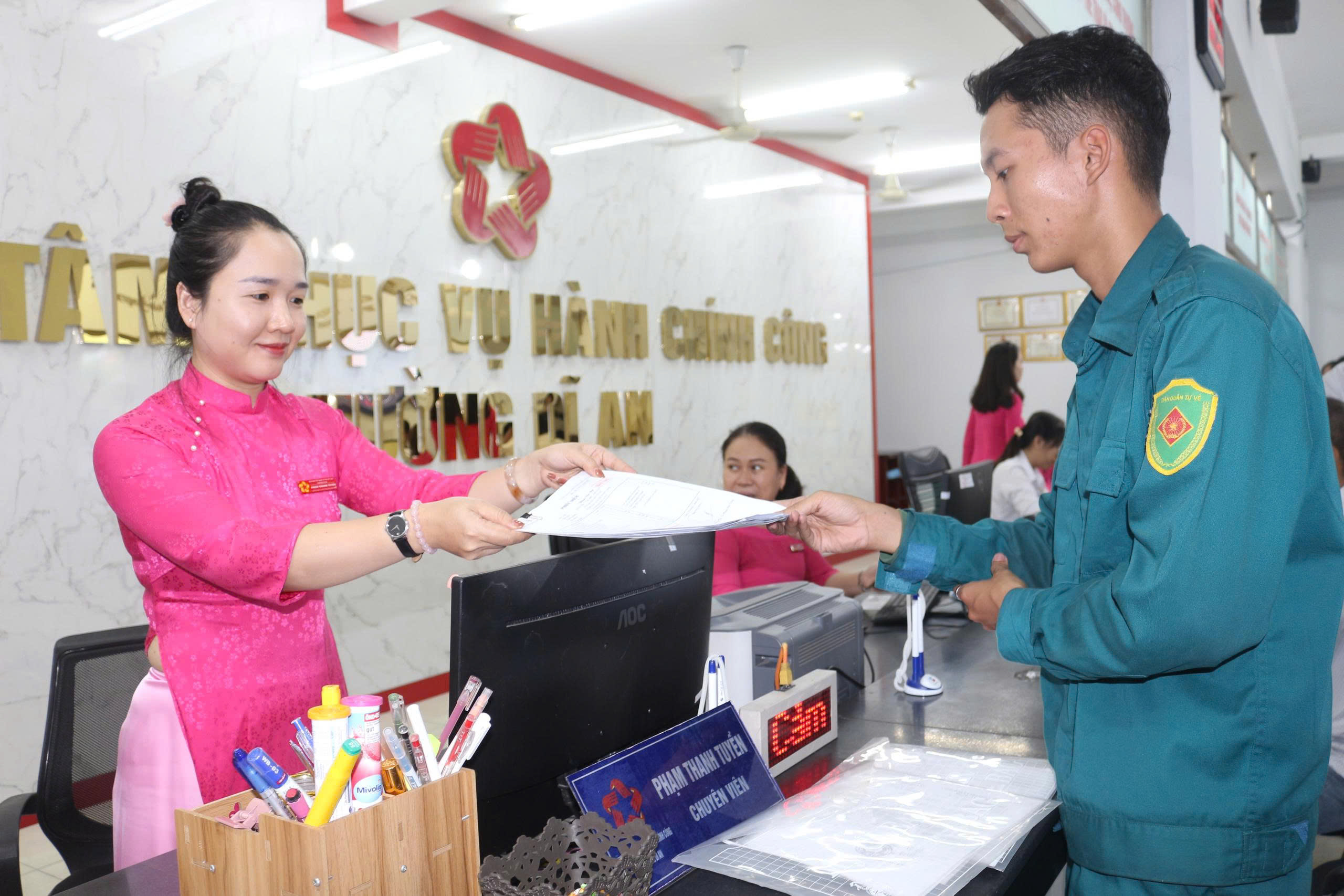 H&igrave;nh ảnh người d&acirc;n đi l&agrave;m thủ tục h&agrave;nh ch&iacute;nh ở c&aacute;c phường, x&atilde; mới tại B&igrave;nh Dương- Ảnh 2.