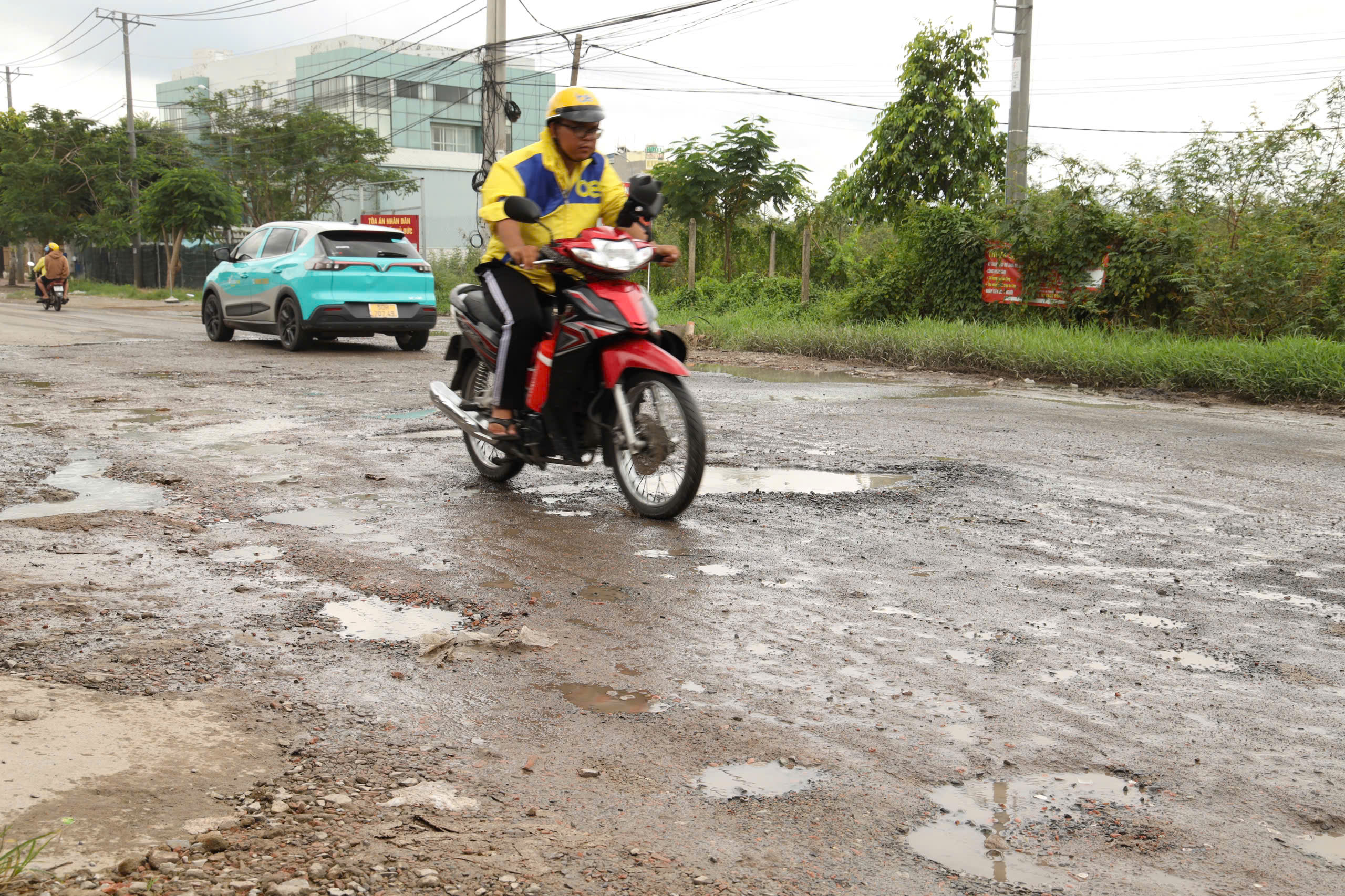 "Con đường thử thách" tái xuất giữa mùa mưa TP Thủ Đức - Ảnh 1.