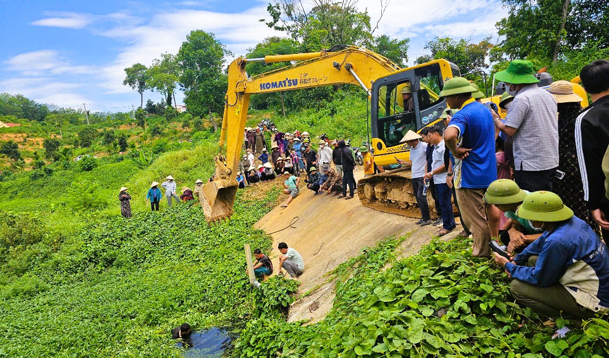Chủ tịch UBND xã xử phạt trại heo xả thải hơn 1 tỉ đồng - Ảnh 1.