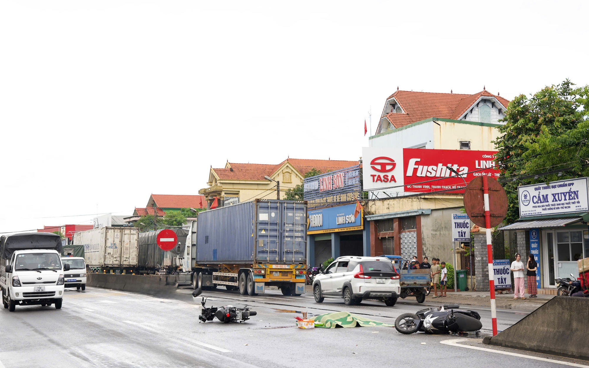Quảng Bình: Va chạm xe máy, người đàn ông văng ra đường, bị xe container cán tử vong