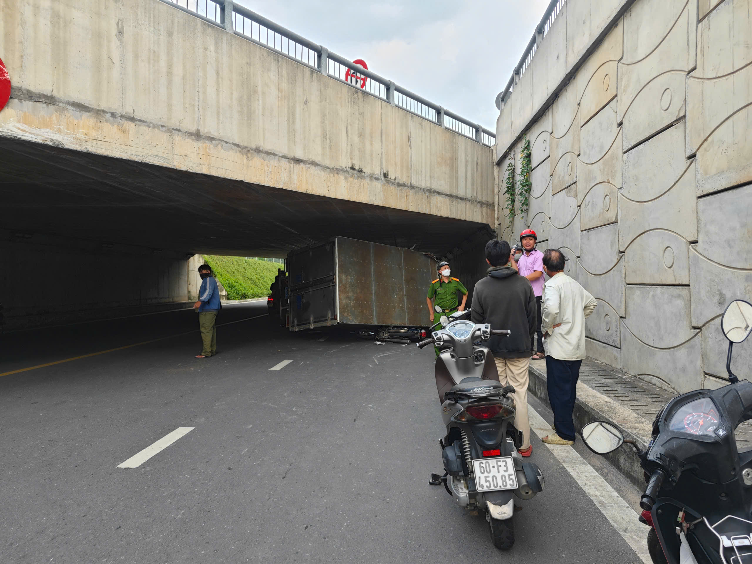 Xe tải biển xanh ng&atilde; nh&agrave;o đ&egrave; tr&uacute;ng 2 người đi xe m&aacute;y - Ảnh 1.