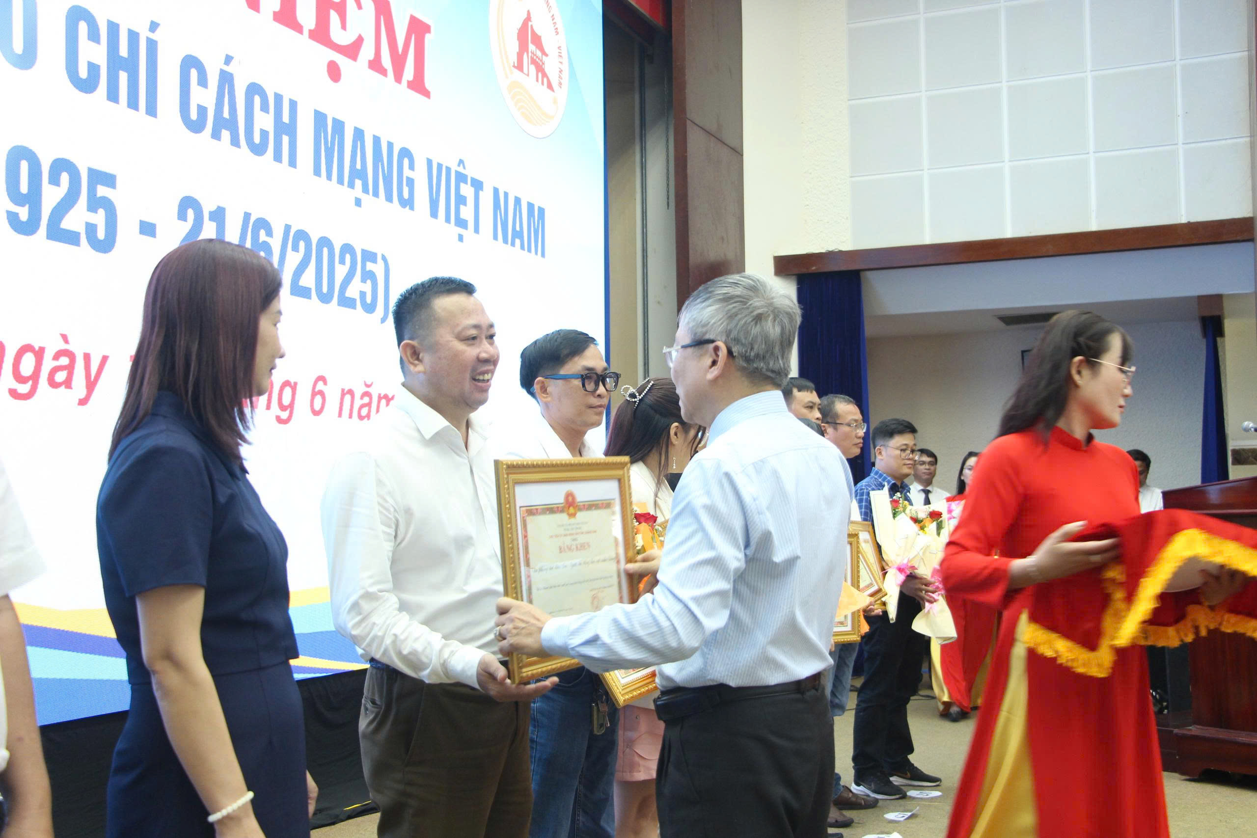 Văn ph&ograve;ng B&aacute;o Người Lao Động tại miền Trung nhận bằng khen của Chủ tịch UBND tỉnh Quảng Nam - Ảnh 1.
