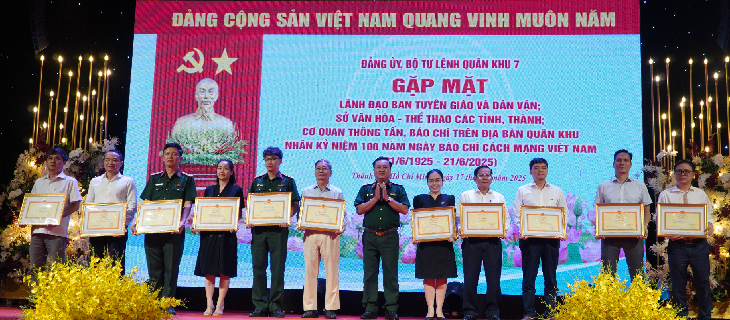 Qu&acirc;n khu 7 trao Bằng khen cho 23 tập thể, 52 c&aacute; nh&acirc;n xuất sắc trong phối hợp tuy&ecirc;n truyền - Ảnh 2.