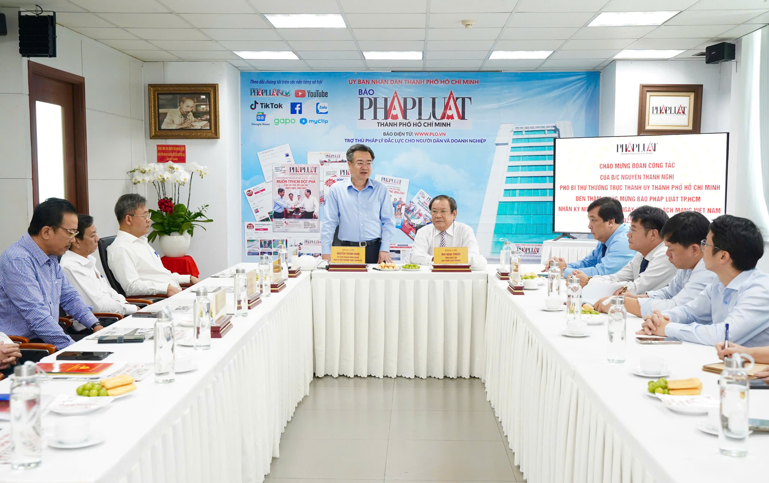 Ph&oacute; B&iacute; thư Thường trực Th&agrave;nh ủy TP HCM Nguyễn Thanh Nghị ch&uacute;c mừng c&aacute;c cơ quan b&aacute;o ch&iacute; - Ảnh 1.