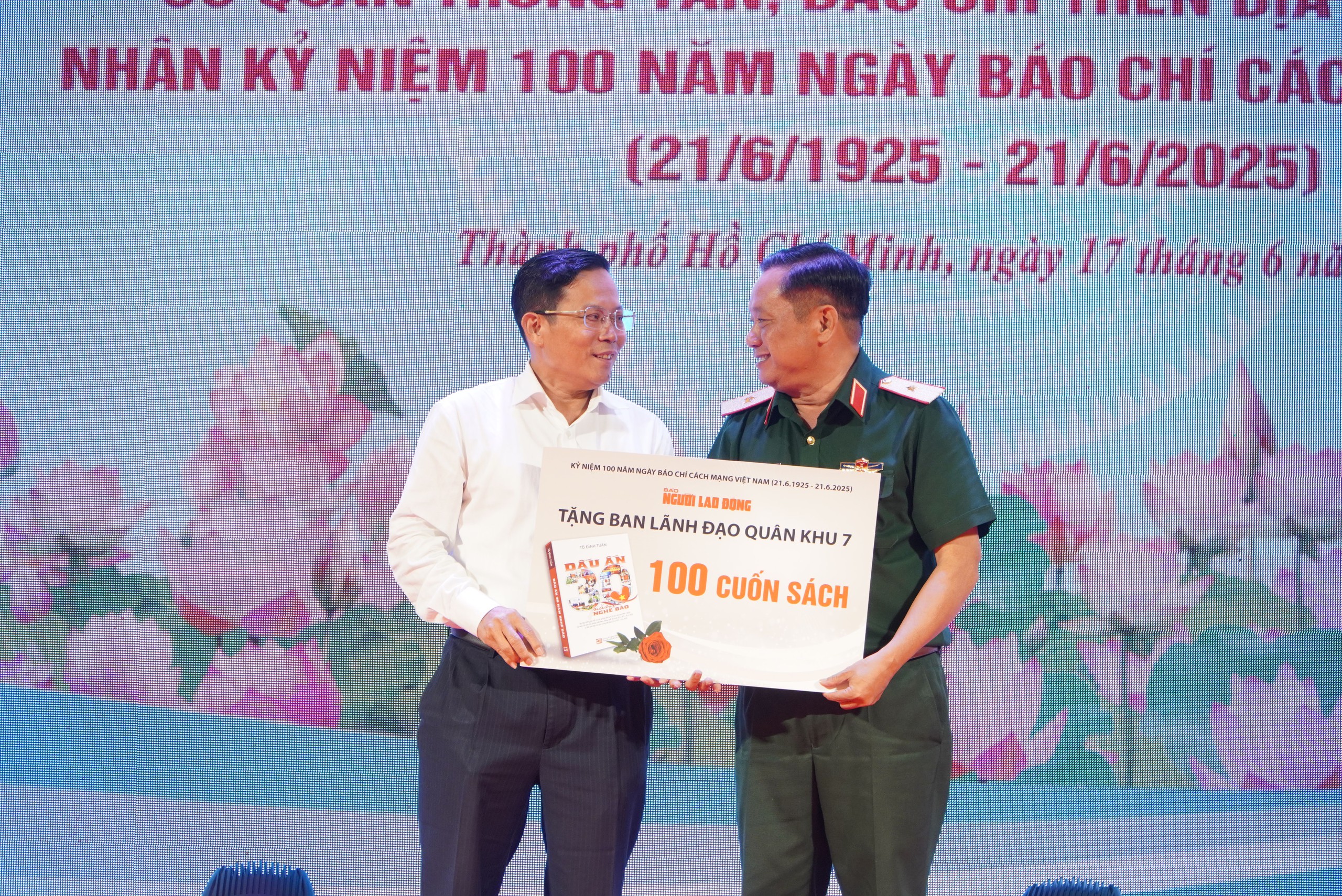 Qu&acirc;n khu 7 trao Bằng khen cho 23 tập thể, 52 c&aacute; nh&acirc;n xuất sắc trong phối hợp tuy&ecirc;n truyền - Ảnh 3.