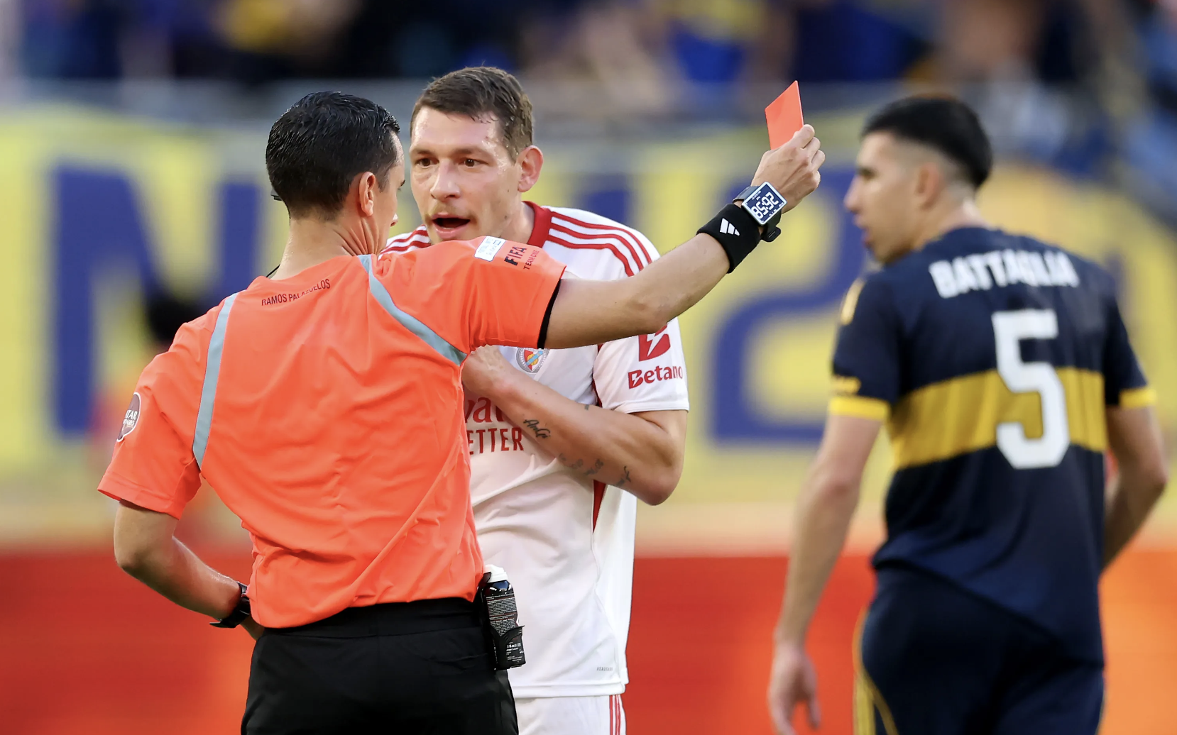 Đại chiến bóng đá Latin, Boca Juniors cầm chân Benfica trận cầu 4 bàn, 3 thẻ đỏ