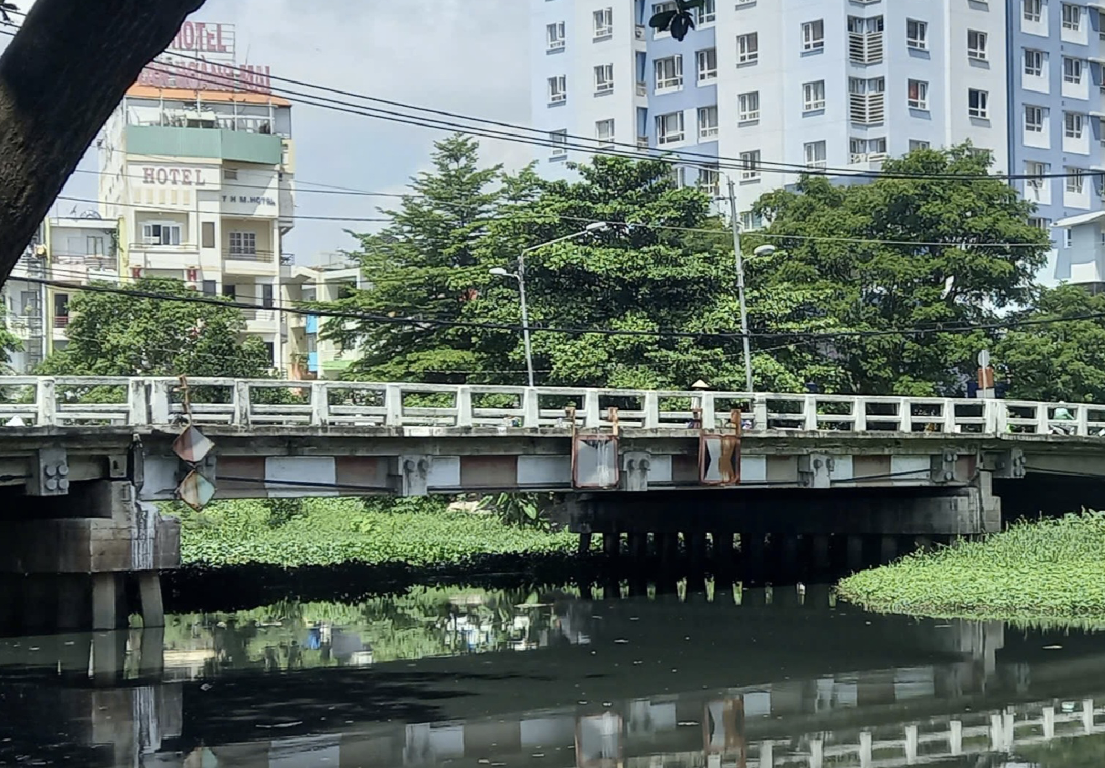 TP HCM: B&eacute; sơ sinh bỏ rơi trong tui nilon ở cầu Chu Văn An hiện ra sao?- Ảnh 1.