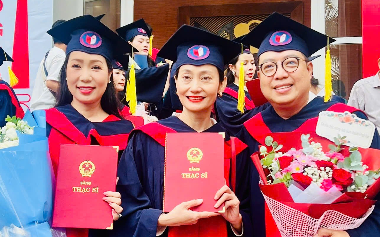 Trịnh Kim Chi, Hạnh Thúy, Thanh Hiệp rạng ngời trong lễ trao bằng Thạc sĩ nghệ thuật tại Hà Nội