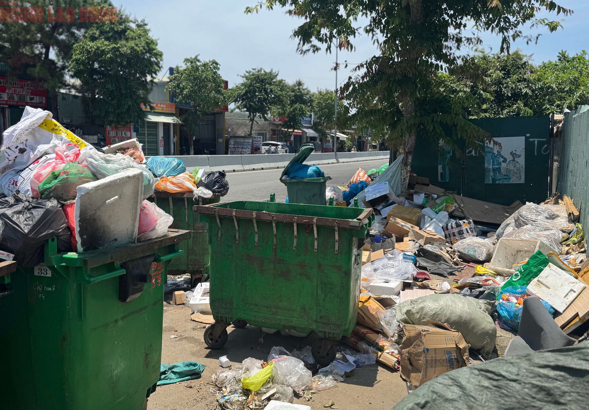 R&aacute;c ngập đường ở Đ&agrave; Nẵng, b&atilde;i r&aacute;c v&agrave; đơn vị thu gom đ&ugrave;n đẩy tr&aacute;ch nhiệm  - Ảnh 2.