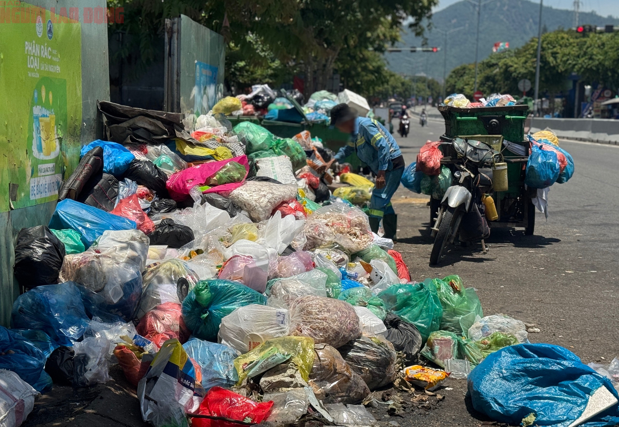 R&aacute;c ngập đường ở Đ&agrave; Nẵng, b&atilde;i r&aacute;c v&agrave; đơn vị thu gom đ&ugrave;n đẩy tr&aacute;ch nhiệm  - Ảnh 5.