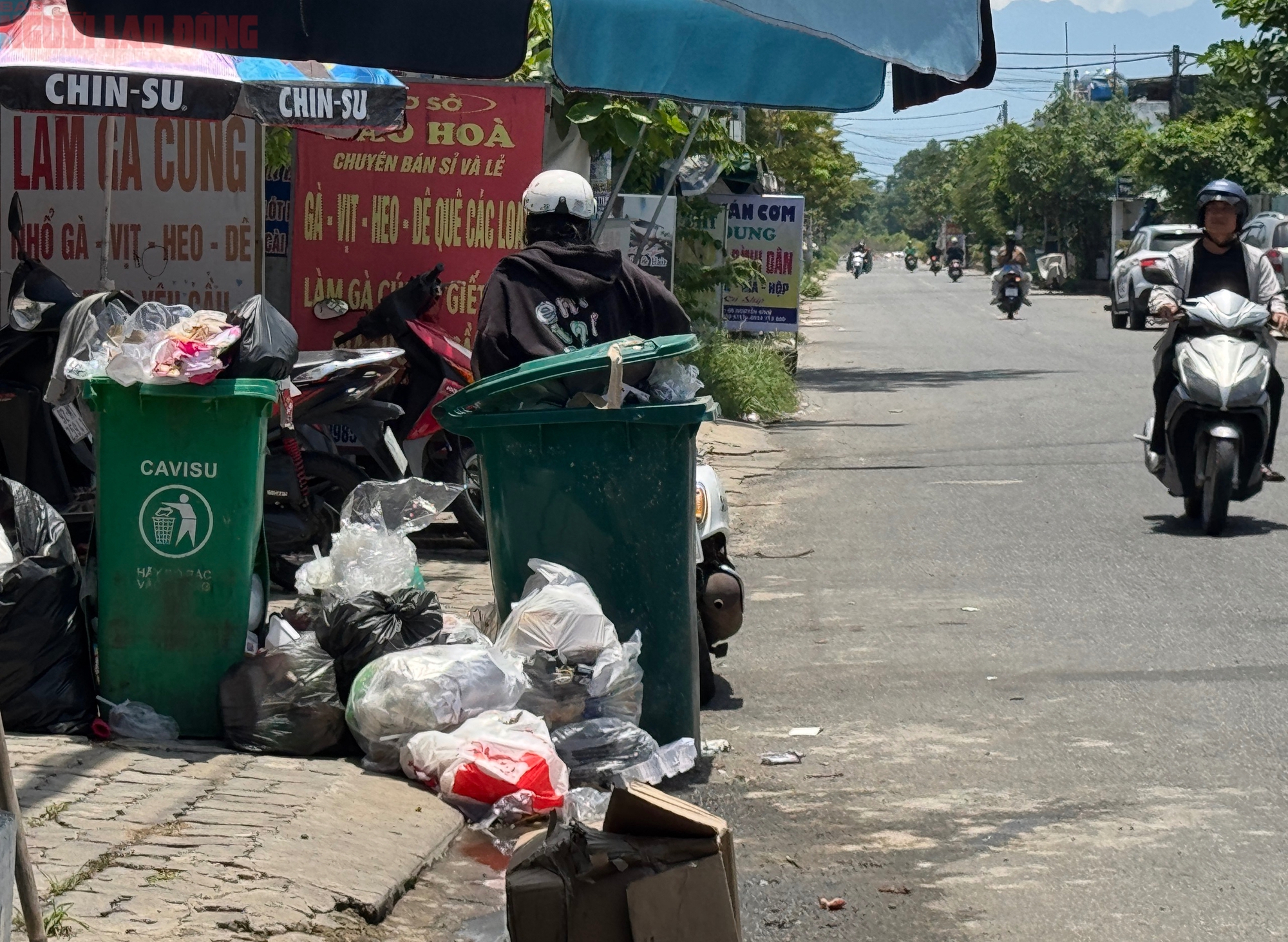 R&aacute;c ngập đường ở Đ&agrave; Nẵng, b&atilde;i r&aacute;c v&agrave; đơn vị thu gom đ&ugrave;n đẩy tr&aacute;ch nhiệm  - Ảnh 7.