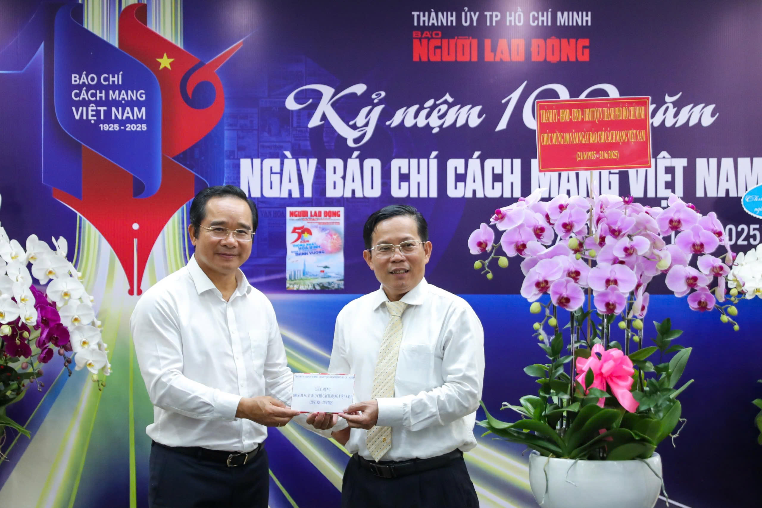 Chủ tịch UBND TP HCM thăm, ch&uacute;c mừng B&aacute;o Người Lao Động - Ảnh 3.