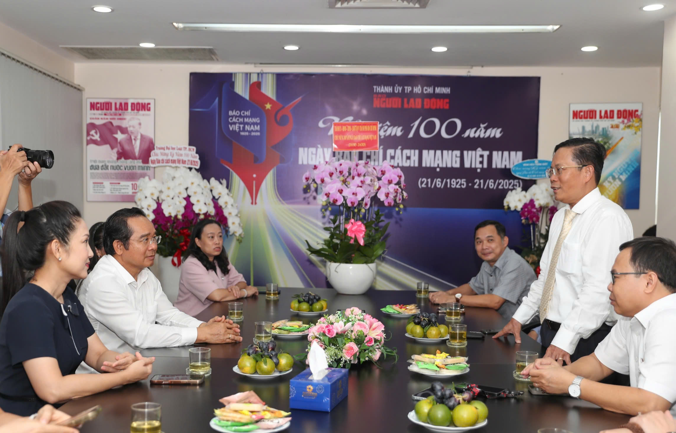 Chủ tịch UBND TP HCM thăm, ch&uacute;c mừng B&aacute;o Người Lao Động - Ảnh 1.