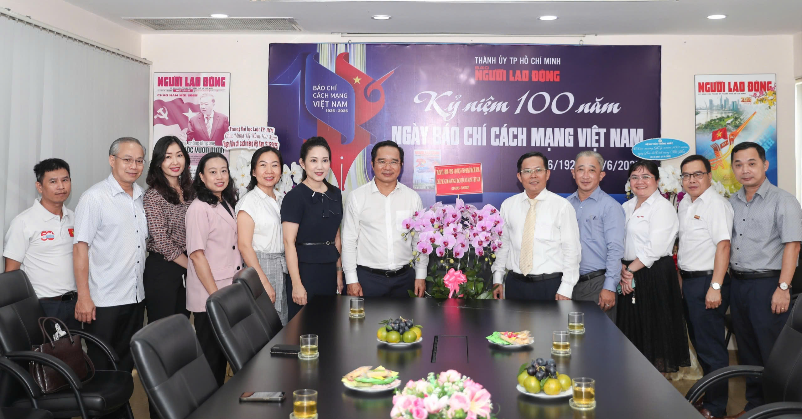 Chủ tịch UBND TP HCM thăm, ch&uacute;c mừng B&aacute;o Người Lao Động - Ảnh 4.