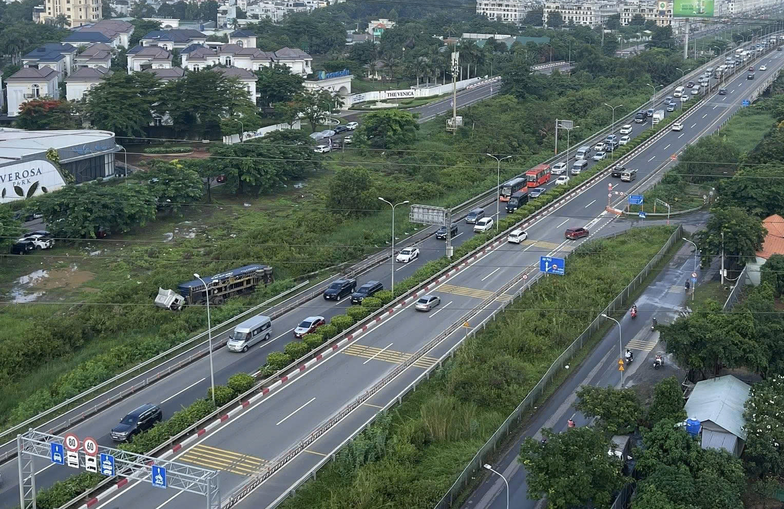 Xe đầu kéo văng khỏi đường cao tốc TP HCM - Long Thành - Dầu Giây- Ảnh 2.