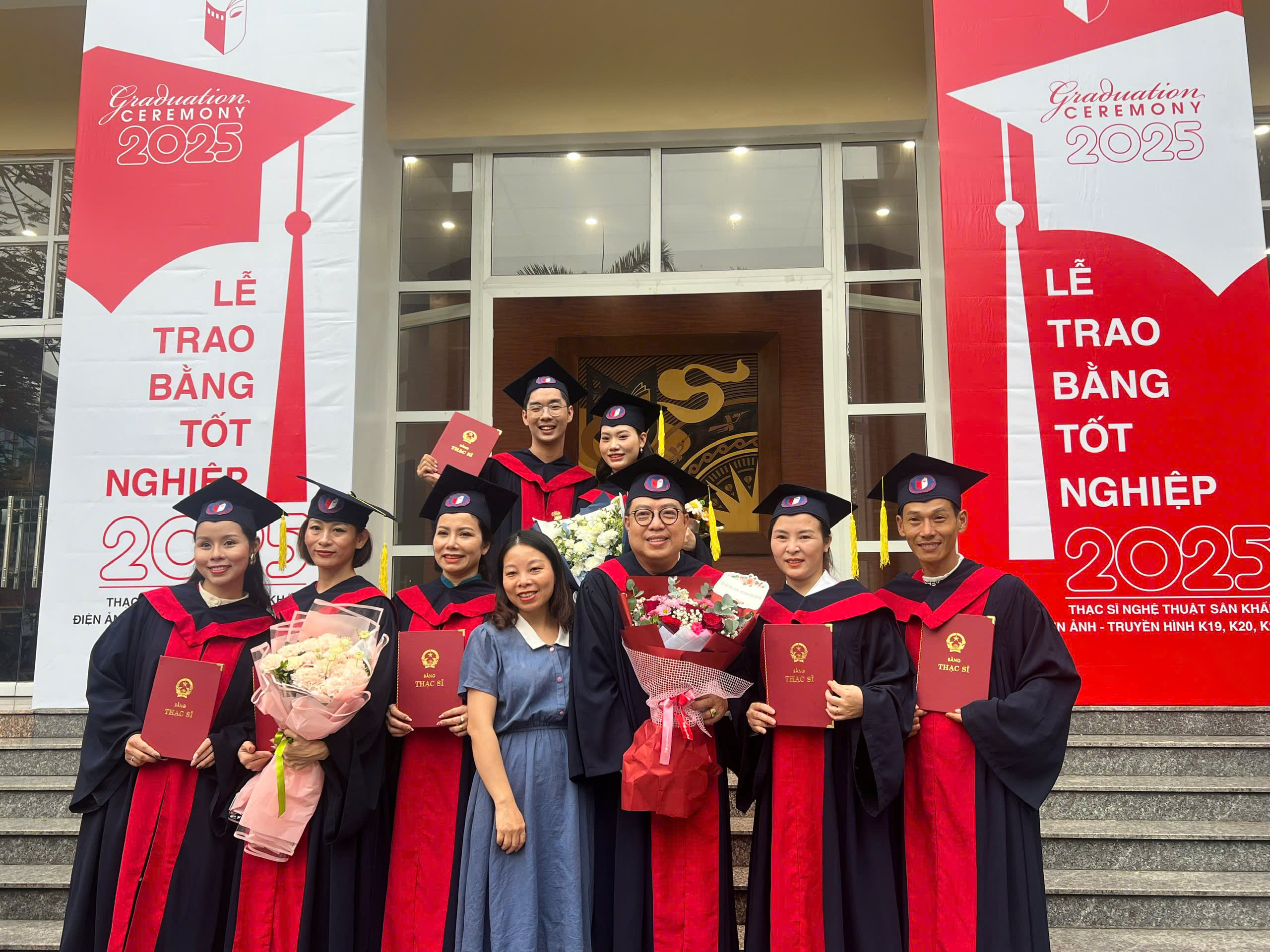 Trịnh Kim Chi, Hạnh Thúy, Thanh Hiệp rạng ngời trong lễ trao bằng Thạc sĩ nghệ thuật tại Hà Nội- Ảnh 5.