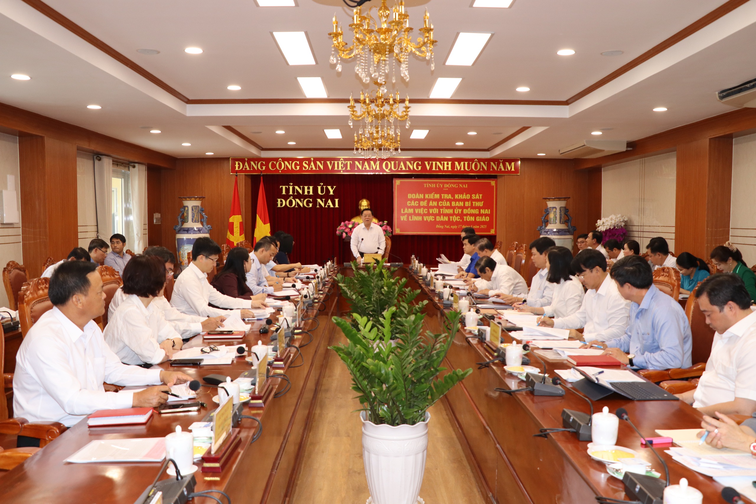 Đoàn công tác Trung ương làm việc với Tỉnh uỷ Đồng Nai - Ảnh 2.