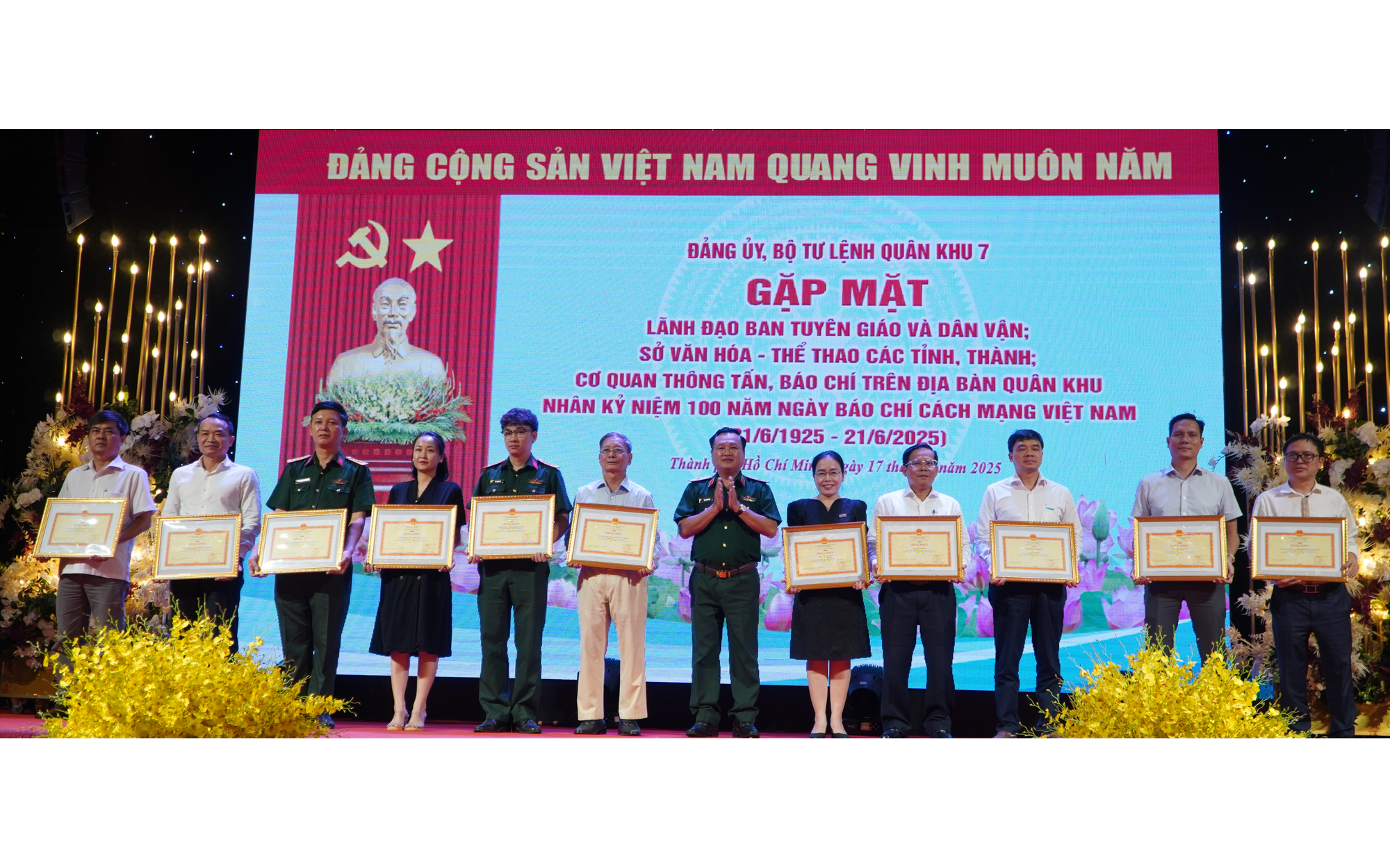Quân khu 7 trao bằng khen cho các tập thể, cá nhân xuất sắc trong phối hợp tuyên truyền