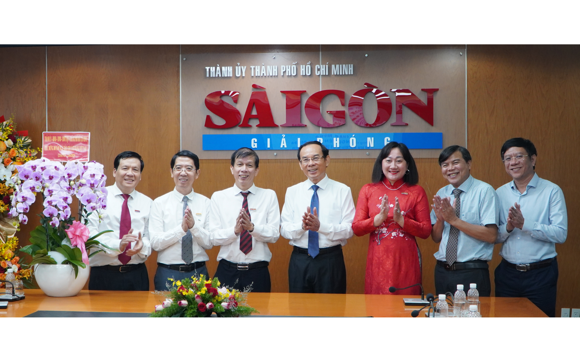 Bí thư Thành ủy TP HCM Nguyễn Văn Nên chúc mừng các cơ quan báo chí
