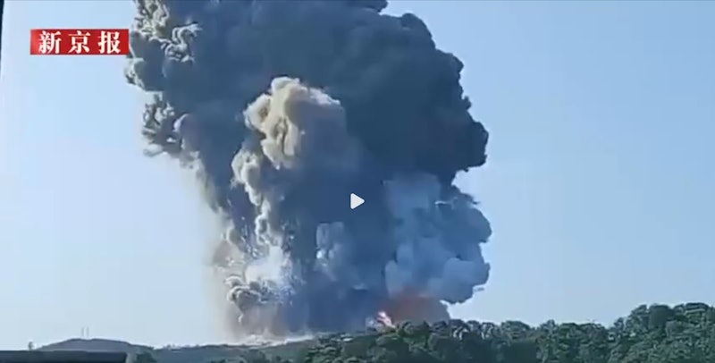 Nổ nh&agrave; m&aacute;y ph&aacute;o hoa ở Trung Quốc, kh&oacute;i đen d&agrave;y đặc bốc l&ecirc;n- Ảnh 5.