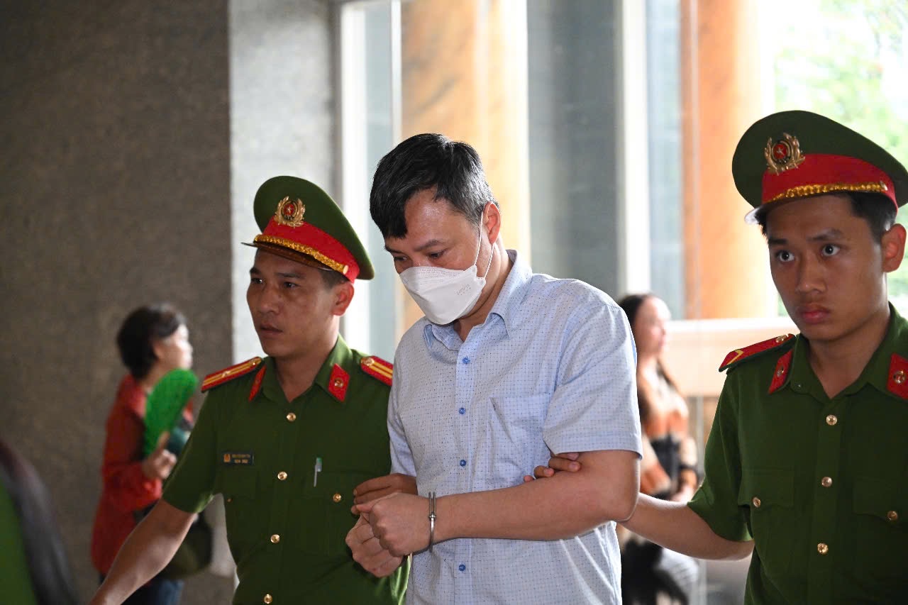 H&agrave;ng chục bị c&aacute;o tới t&ograve;a ph&uacute;c thẩm, kh&ocirc;ng thấy cựu Chủ tịch FLC Trịnh Văn Quyết- Ảnh 3.
