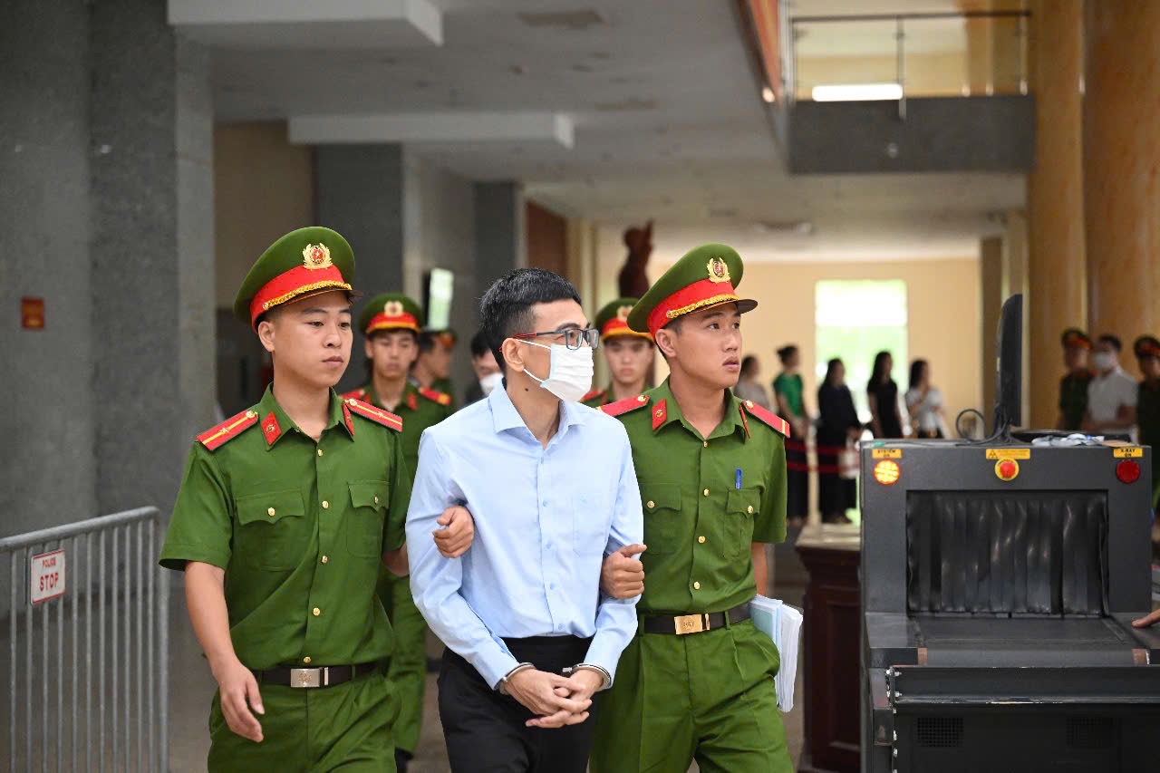 H&agrave;ng chục bị c&aacute;o tới t&ograve;a ph&uacute;c thẩm, kh&ocirc;ng thấy cựu Chủ tịch FLC Trịnh Văn Quyết- Ảnh 5.