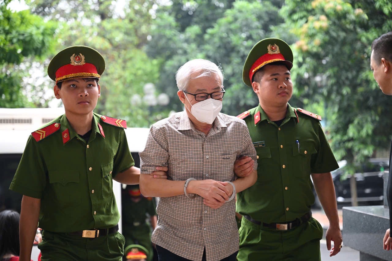 H&agrave;ng chục bị c&aacute;o tới t&ograve;a ph&uacute;c thẩm, kh&ocirc;ng thấy cựu Chủ tịch FLC Trịnh Văn Quyết- Ảnh 6.