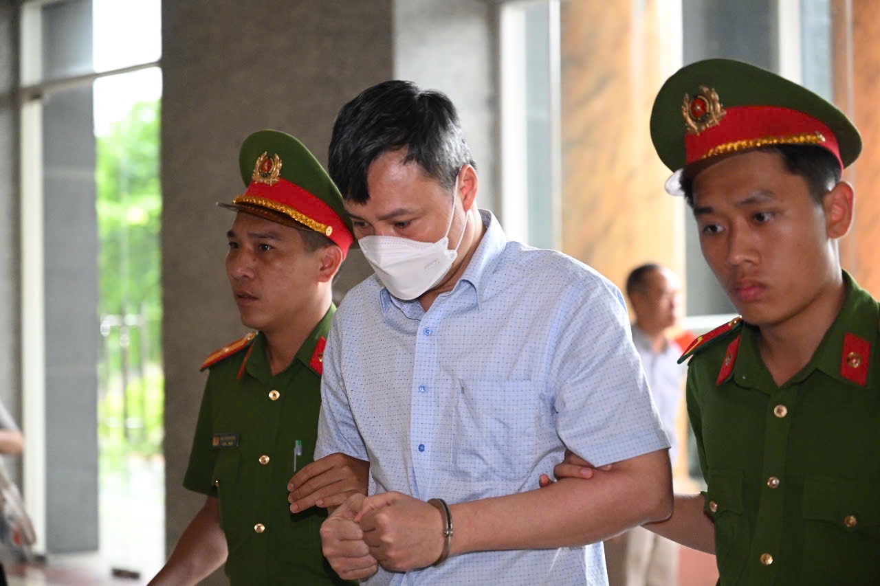 H&agrave;ng chục bị c&aacute;o tới t&ograve;a ph&uacute;c thẩm, kh&ocirc;ng thấy cựu Chủ tịch FLC Trịnh Văn Quyết- Ảnh 9.