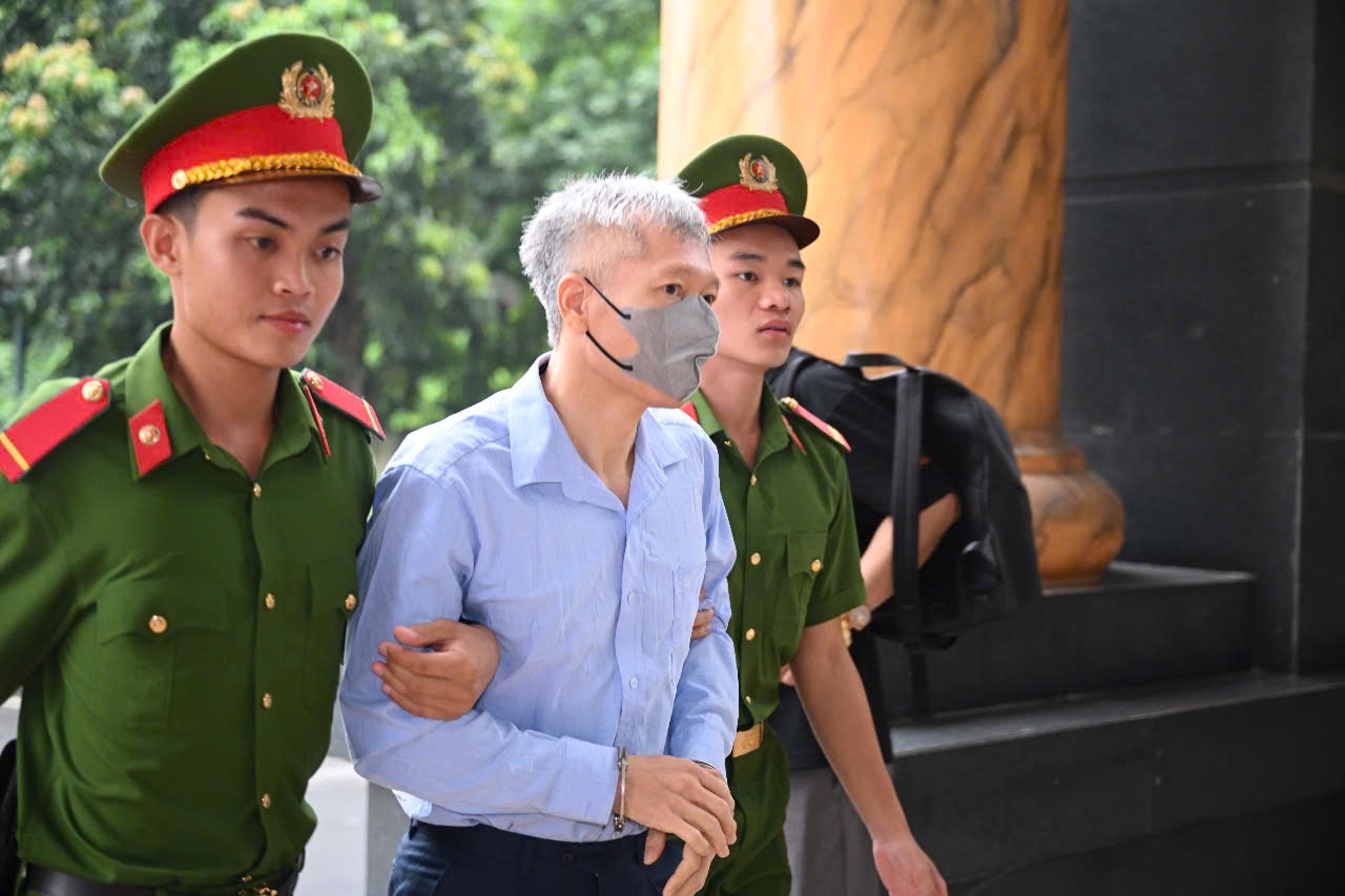 H&agrave;ng chục bị c&aacute;o tới t&ograve;a ph&uacute;c thẩm, kh&ocirc;ng thấy cựu Chủ tịch FLC Trịnh Văn Quyết- Ảnh 11.