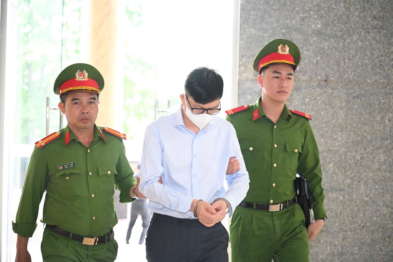 H&agrave;ng chục bị c&aacute;o tới t&ograve;a ph&uacute;c thẩm, kh&ocirc;ng thấy cựu Chủ tịch FLC Trịnh Văn Quyết- Ảnh 12.